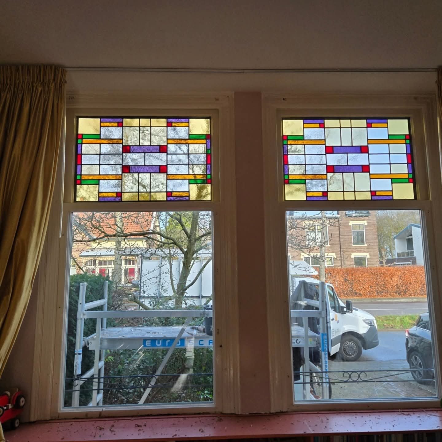 Detail van geplaatst HR++ isolatieglas in een houten kozijn