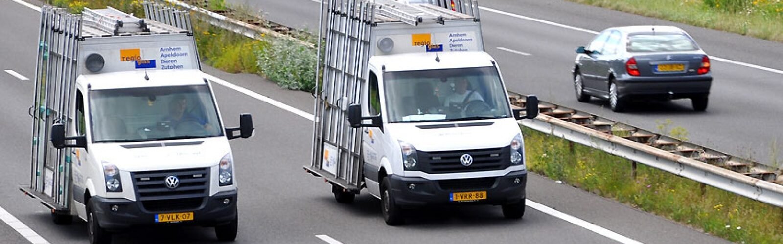 Servicebusjes van RegioGlas onderweg