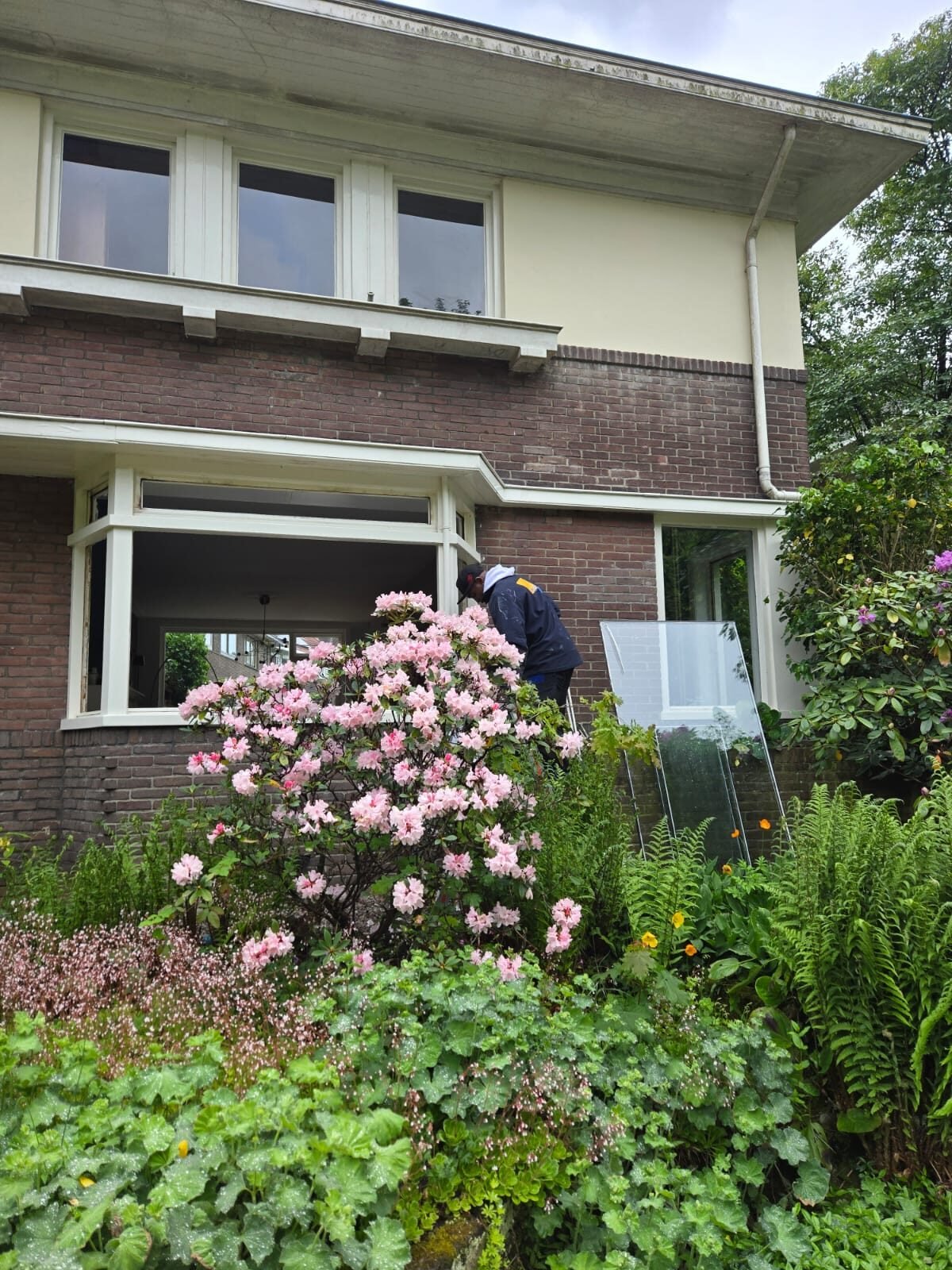 Glaszetter van RegioGlas herstelt glasschade aan een woning in Gelderland