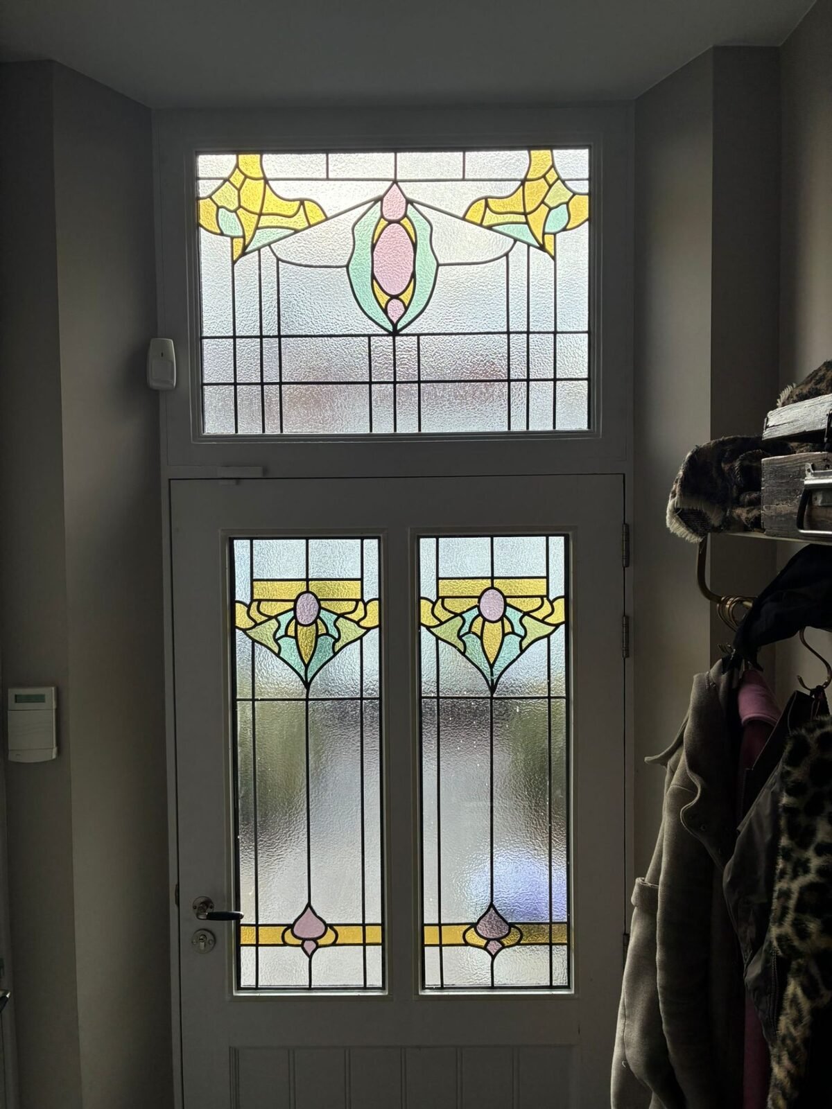 Gerestaureerde glas in lood deur in een karakteristieke woning
